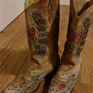 CORRAL Heart & Angel Wings
COWGIRL Boots 8